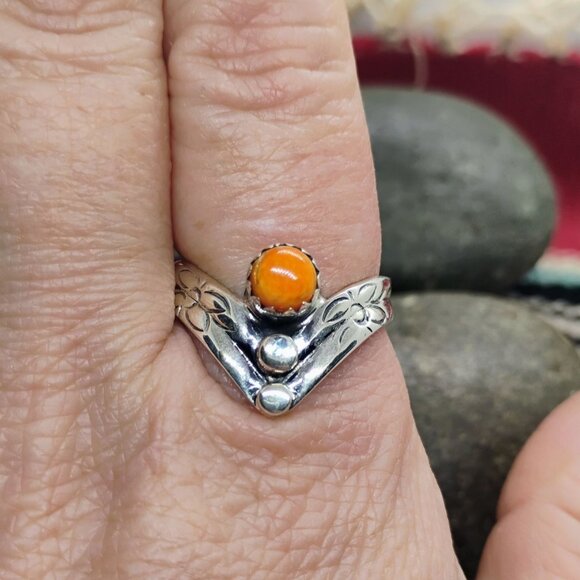 Southwest 925 Sterling Silver Spiny Oyster Shell Chevron Shaped Ring Size 10 - Picture 1 of 5
